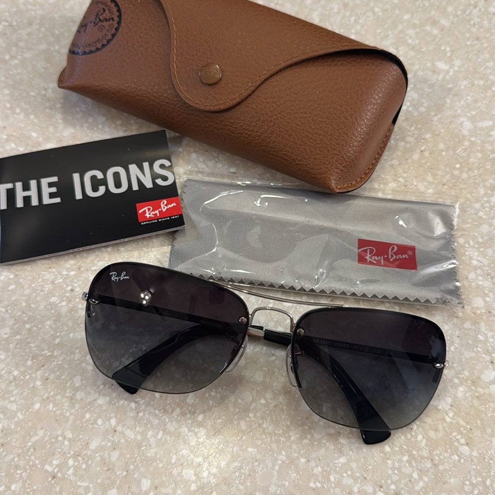 Ray-Ban Aviator Sunglasses  Silver Grey Radiant Mens / Unisex